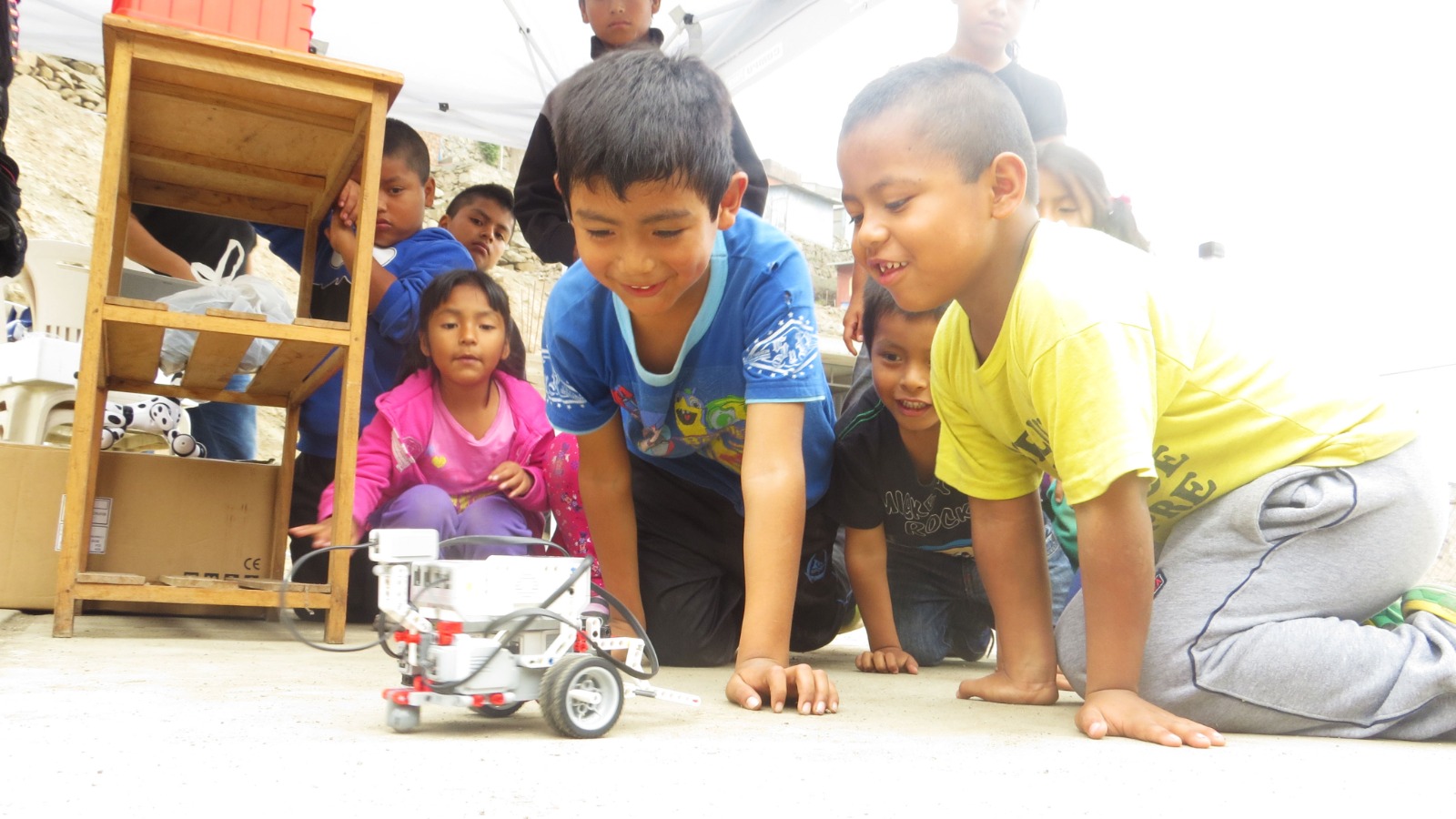 Voluntarios de Astranautas ayudando a niños con robótica