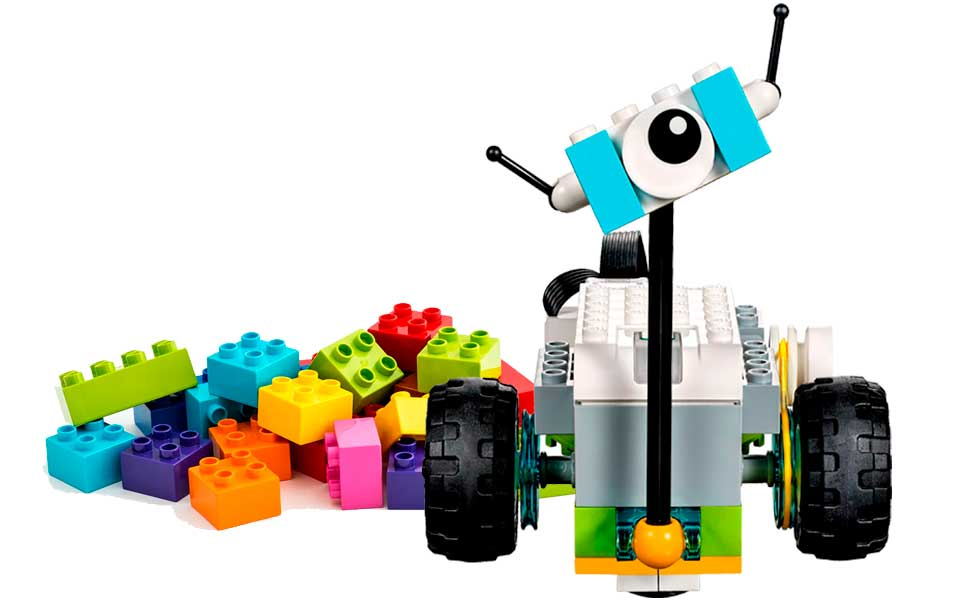 Estudiantes de Astra trabajando en robótica